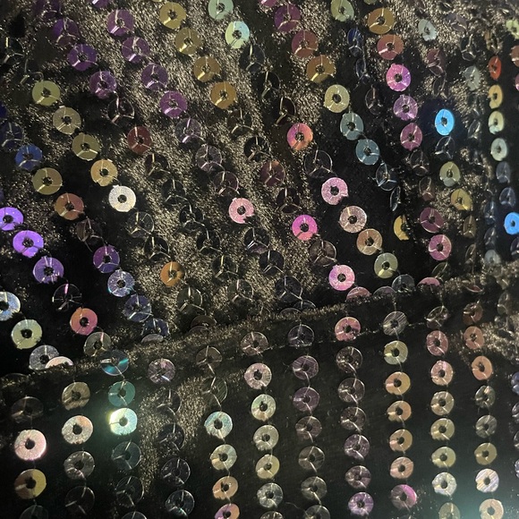 Beautiful sequin crop top, perfect for the Holidays! - Picture 3 of 6